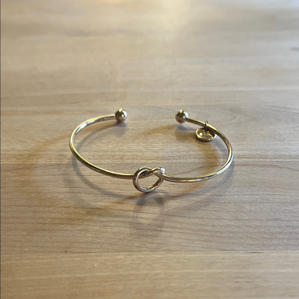 Elegant Gold Knot Bracelet